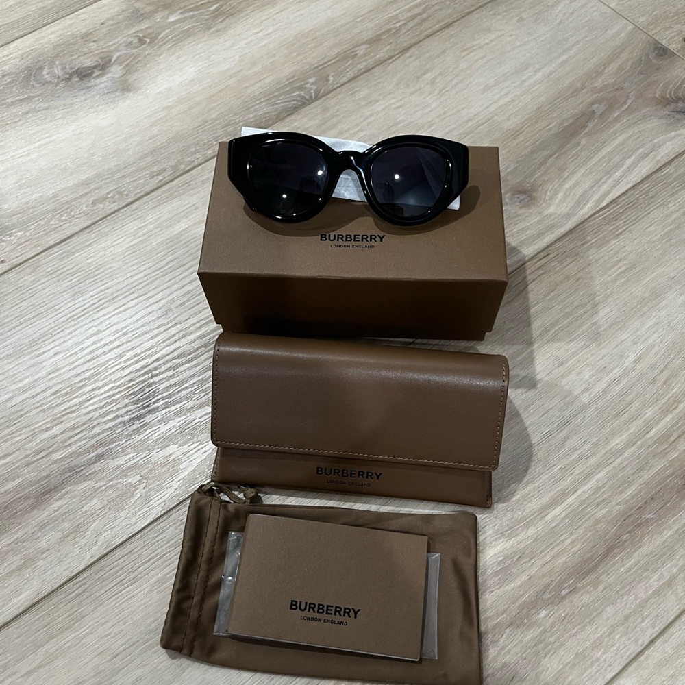 Burberry Sunglasses NEW 100%